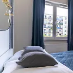 Elegant With Private Garden, Ac And Garage, Near Airport *