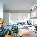 Appartement Elegant With Private Garden, Ac And Garage, Near Airport