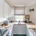 Appartement Elegant With Private Garden, Ac And Garage, Near Airport