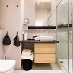 아파트 Elegant With Private Garden, Ac And Garage, Near Airport *