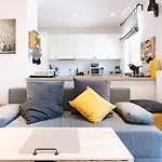Elegant With Private Garden, Ac And Garage, Near Airport 아파트