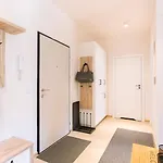 아파트 Elegant With Private Garden, Ac And Garage, Near Airport