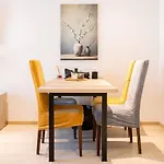 Elegant With Private Garden, Ac And Garage, Near Airport 아파트 *