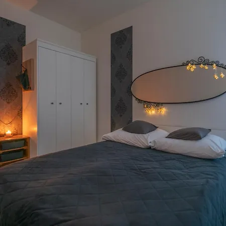 Elegant With Private Garden, Ac And Garage, Near Airport Appartement Warschau