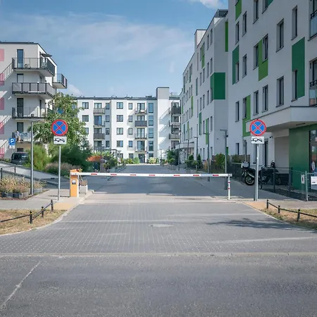 Elegant With Private Garden, Ac And Garage, Near Airport Appartement