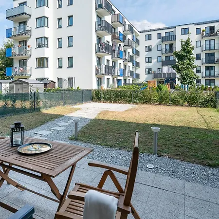 Appartement Elegant With Private Garden, Ac And Garage, Near Airport