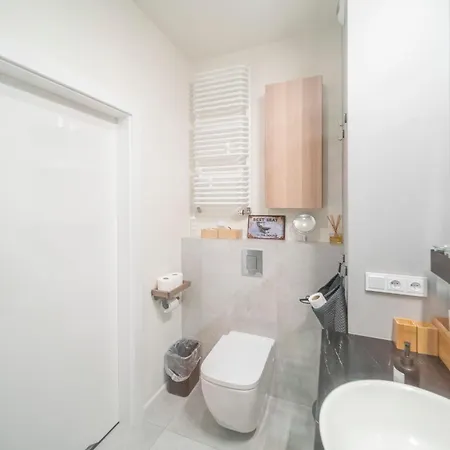 Elegant With Private Garden, Ac And Garage, Near Airport Appartement *