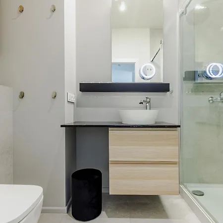 Beautiful With Garden And Private Garage, Close To The Airport *