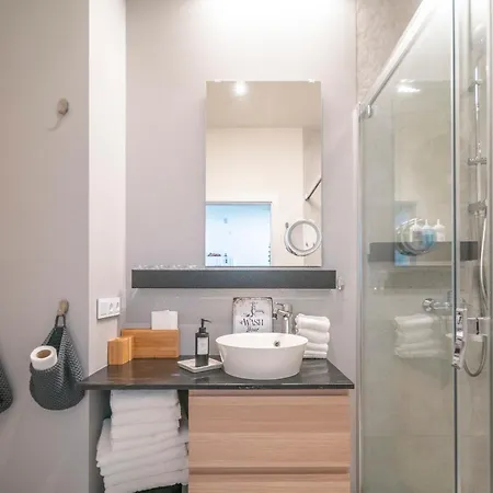 Apartmán Elegant With Private Garden, Ac And Garage, Near Airport *