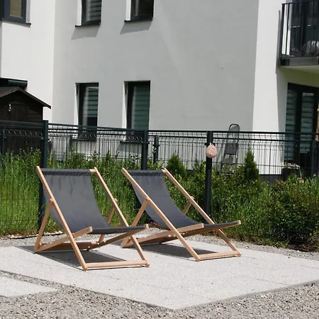 Elegant With Private Garden, Ac And Garage, Near Airport Apartmán