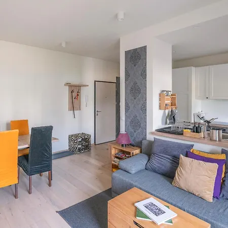 Appartement Elegant With Private Garden, Ac And Garage, Near Airport