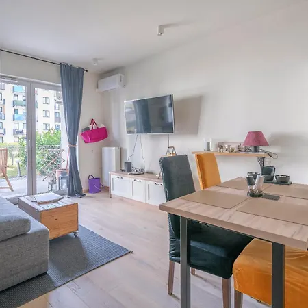 Apartmán Elegant With Private Garden, Ac And Garage, Near Airport *