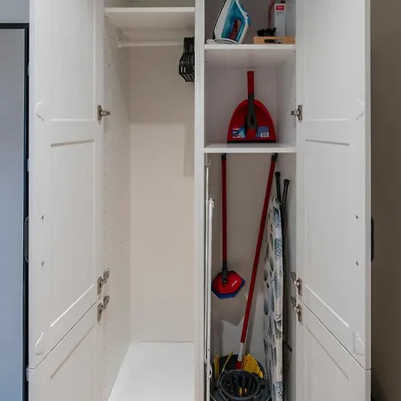 Appartement Elegant With Private Garden, Ac And Garage, Near Airport Warschau