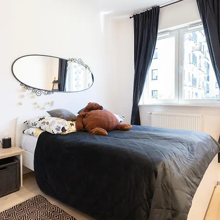 Elegant With Private Garden, Ac And Garage, Near Airport