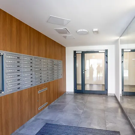 Elegant With Private Garden, Ac And Garage, Near Airport