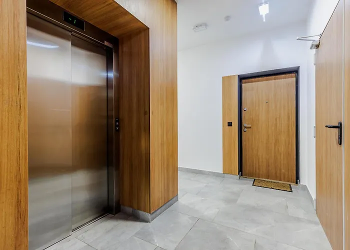 Apartman Elegant With Private Garden, Ac And Garage, Near Airport