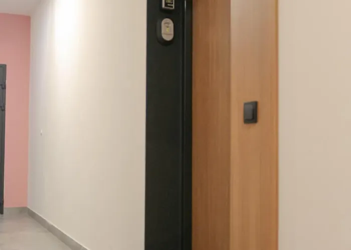 Elegant With Private Garden, Ac And Garage, Near Airport Varsó