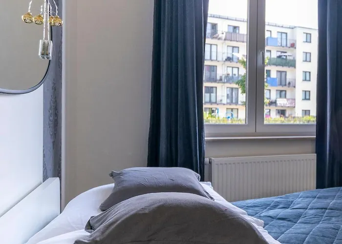 Elegant With Private Garden, Ac And Garage, Near Airport *