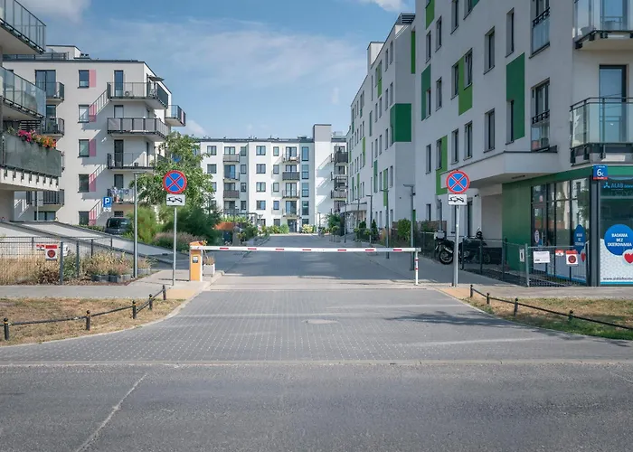 Elegant With Private Garden, Ac And Garage, Near Airport Apartman