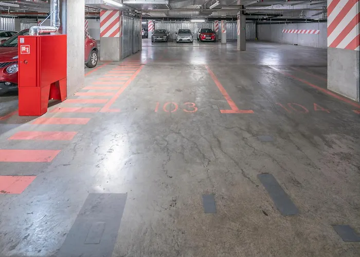 Elegant With Private Garden, Ac And Garage, Near Airport