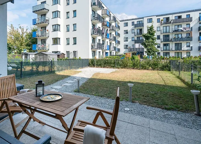 Apartman Elegant With Private Garden, Ac And Garage, Near Airport