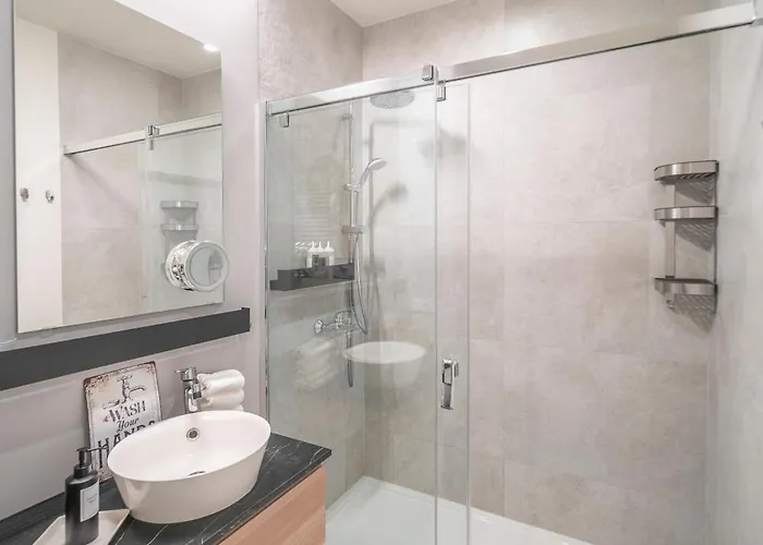 Elegant With Private Garden, Ac And Garage, Near Airport * Varsó