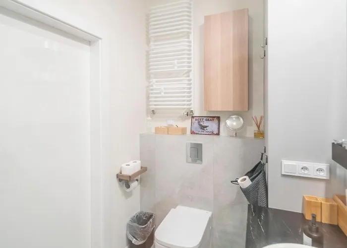 Elegant With Private Garden, Ac And Garage, Near Airport Apartman *