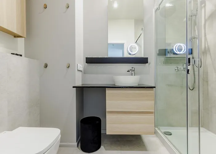 Elegant With Private Garden, Ac And Garage, Near Airport *