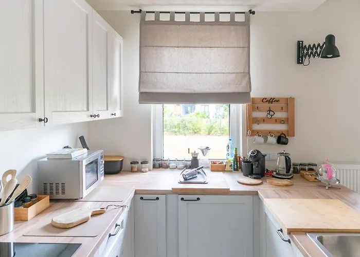 Apartman Elegant With Private Garden, Ac And Garage, Near Airport