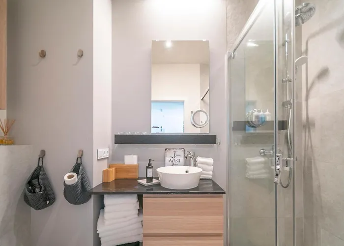 Apartman Elegant With Private Garden, Ac And Garage, Near Airport *