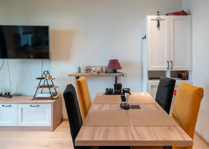 Apartman Elegant With Private Garden, Ac And Garage, Near Airport Varsó