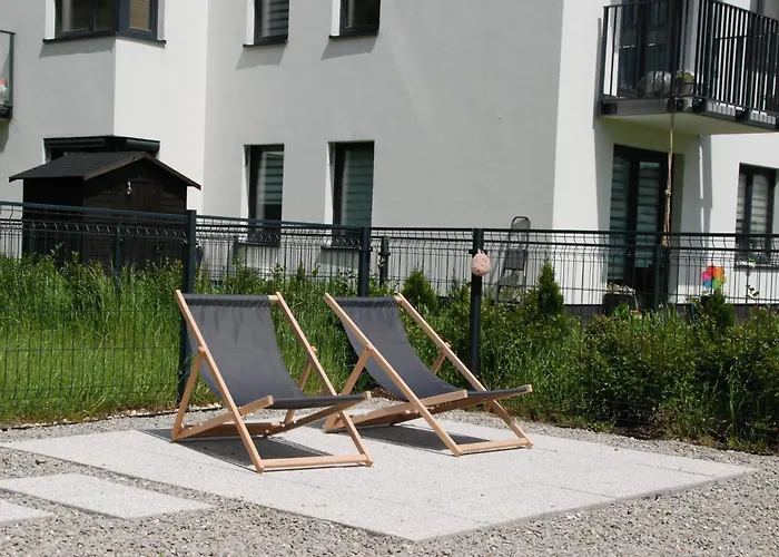 Elegant With Private Garden, Ac And Garage, Near Airport Apartman