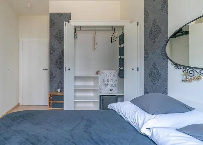 Elegant With Private Garden, Ac And Garage, Near Airport *