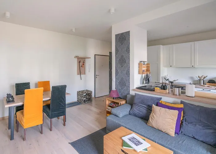 Apartman Elegant With Private Garden, Ac And Garage, Near Airport