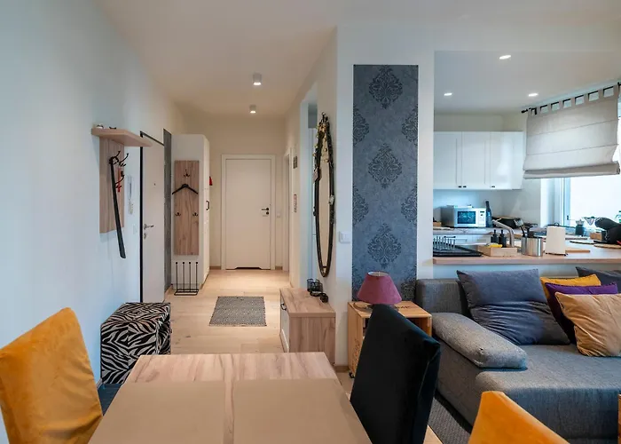 Elegant With Private Garden, Ac And Garage, Near Airport Apartman *