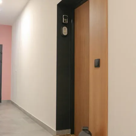 Elegant With Private Garden, Ac And Garage, Near Airport ワルシャワ