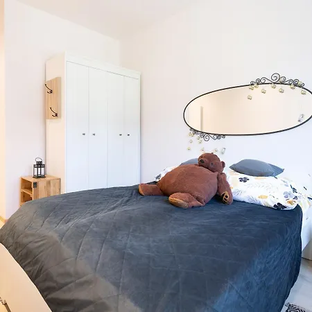 Elegant With Private Garden, Ac And Garage, Near Airport アパート ワルシャワ