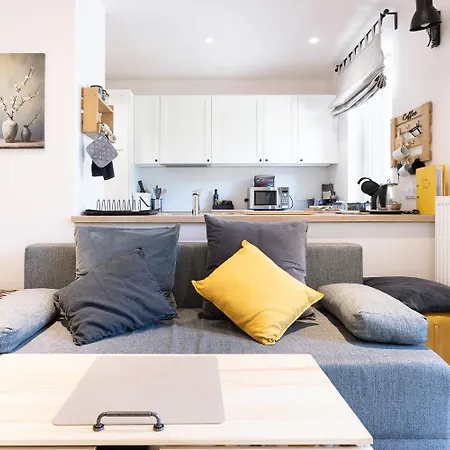 Elegant With Private Garden, Ac And Garage, Near Airport アパート