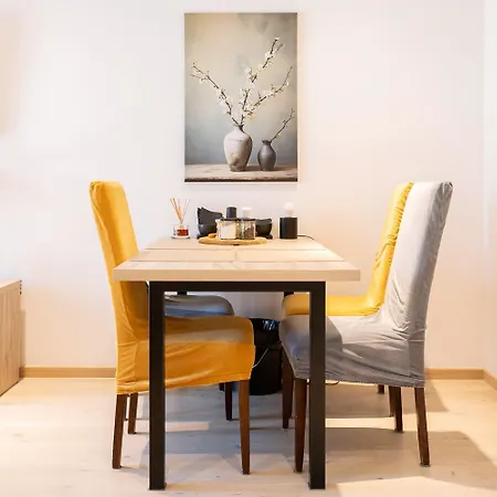 Elegant With Private Garden, Ac And Garage, Near Airport アパート *