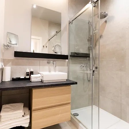 Elegant With Private Garden, Ac And Garage, Near Airport ワルシャワ