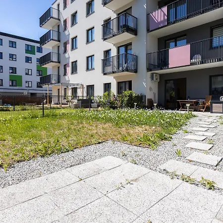 Elegant With Private Garden, Ac And Garage, Near Airport