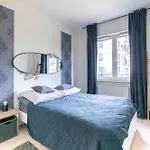Elegant With Private Garden, Ac And Garage, Near Airport Apartament *
