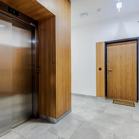 Apartment Elegant With Private Garden, Ac And Garage, Near Airport