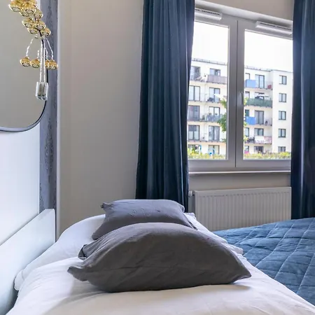 Elegant With Private Garden, Ac And Garage, Near Airport *