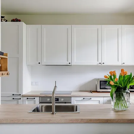 Apartment Elegant With Private Garden, Ac And Garage, Near Airport Warschau