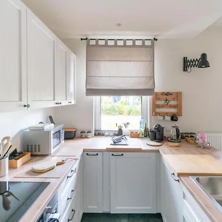 Apartment Elegant With Private Garden, Ac And Garage, Near Airport