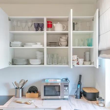 Elegant With Private Garden, Ac And Garage, Near Airport *