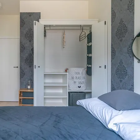 Elegant With Private Garden, Ac And Garage, Near Airport *