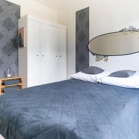 Elegant With Private Garden, Ac And Garage, Near Airport Apartment Warschau