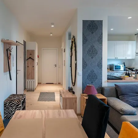 Elegant With Private Garden, Ac And Garage, Near Airport Apartment *